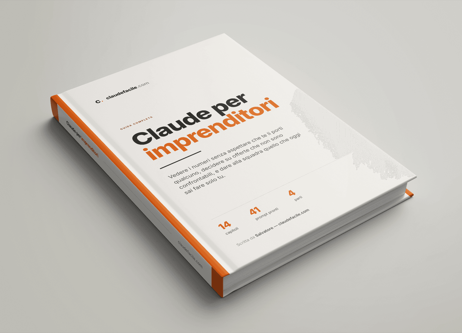 La guida rilegata, di tre quarti su un piano chiaro: copertina crema con dorso arancio, il titolo «Claude per imprenditori» e sotto 14 capitoli, 41 prompt pronti, 4 parti