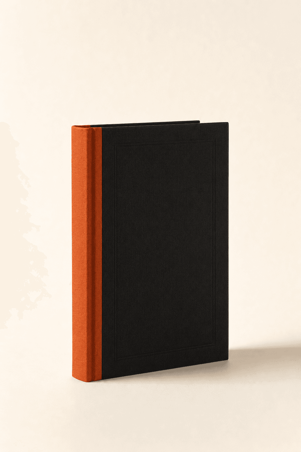 Un libro rilegato nero con la costola arancione, appoggiato in piedi su fondo crema